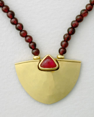 Munich Muse pendant in gold with Ruby